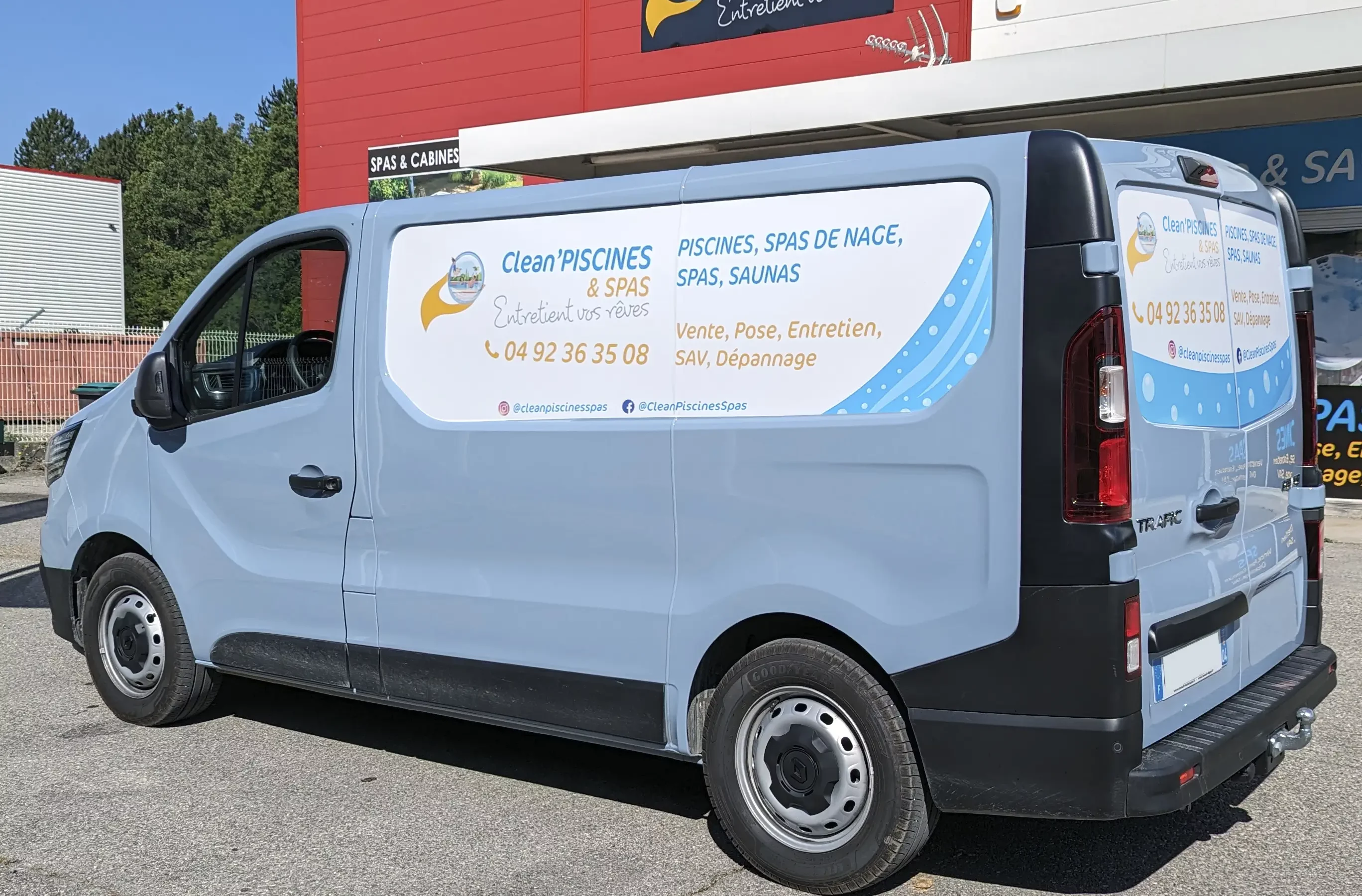 Photo du Renault Trafic Clean Piscines et Spas après marquage publicitaire.