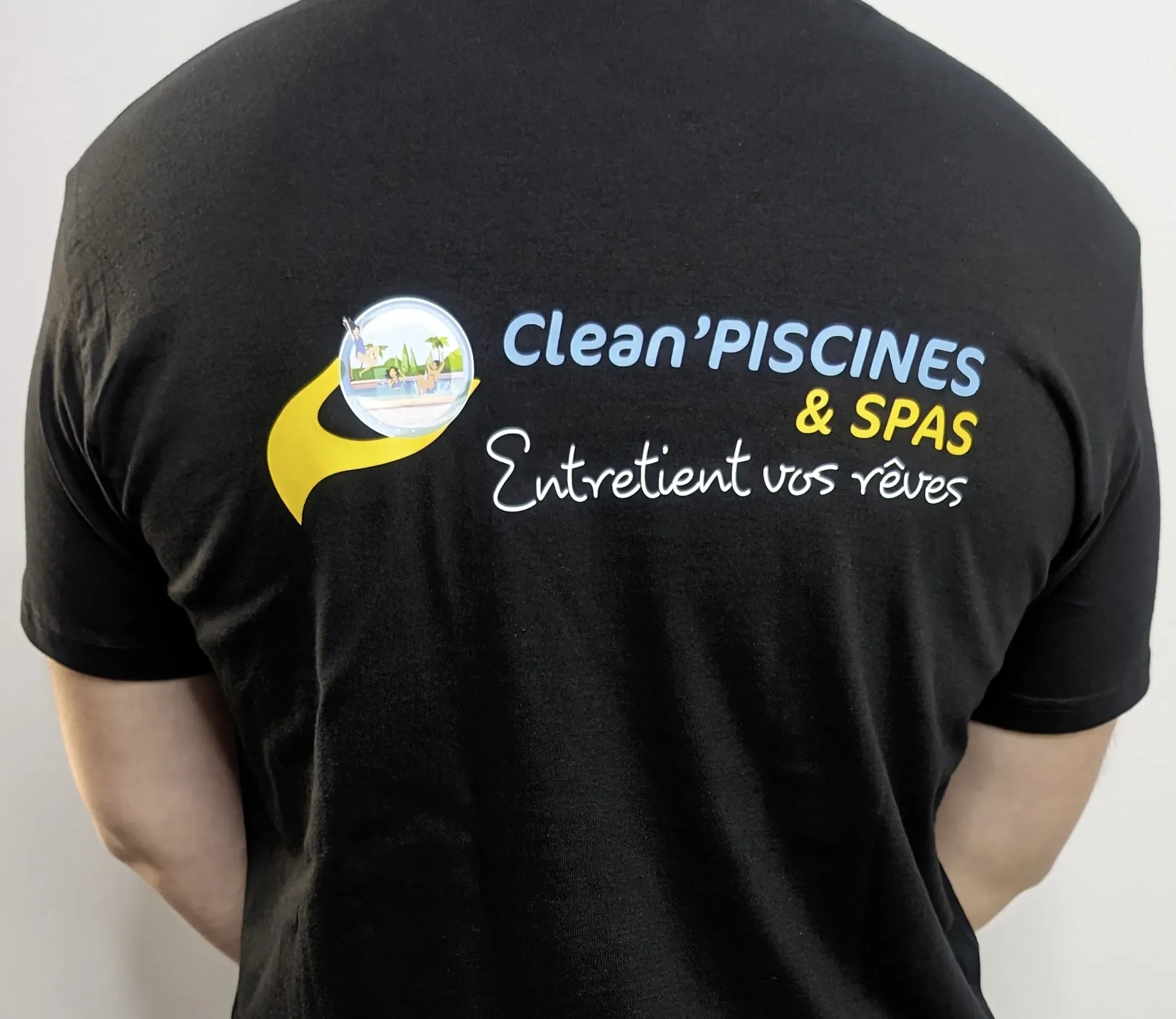 Photo du Dos d'un Tee-Shirt réalisé pour Clean Piscines et SPAS