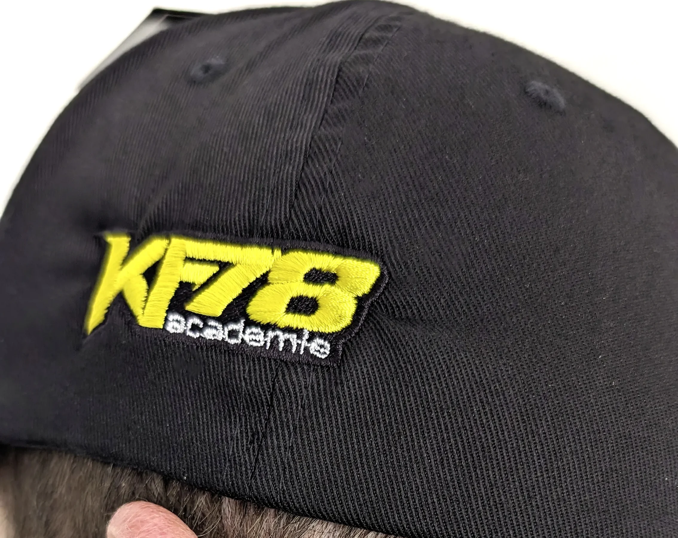 Casquette noire personnalisée KF78 Académie avec logo brodé jaune