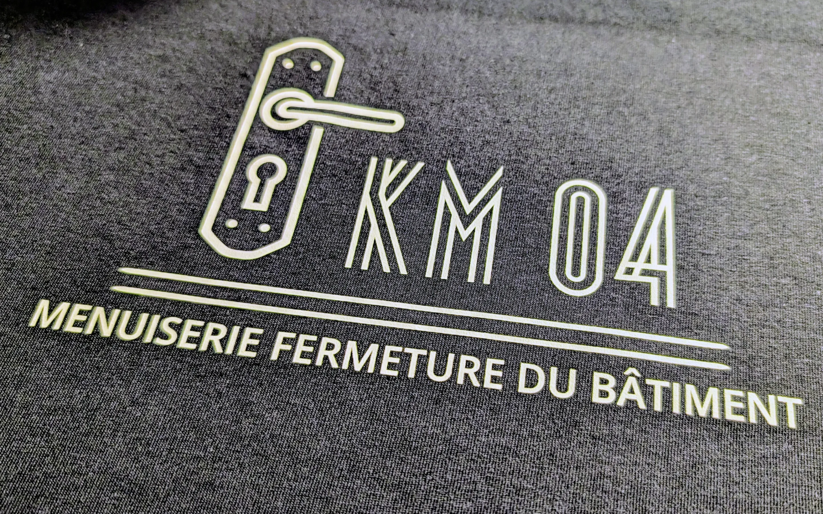 Logo KM04 impression DTF pour menuiserie et fermeture du bâtiment